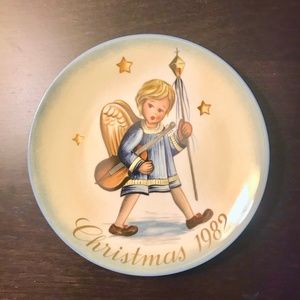 1982 Christmas Hummel Plate
